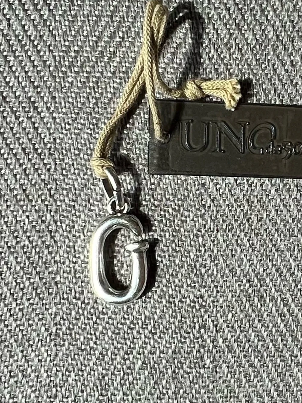'G' Silver-tone Charm by UNO de 50 - Picture 2 of 4